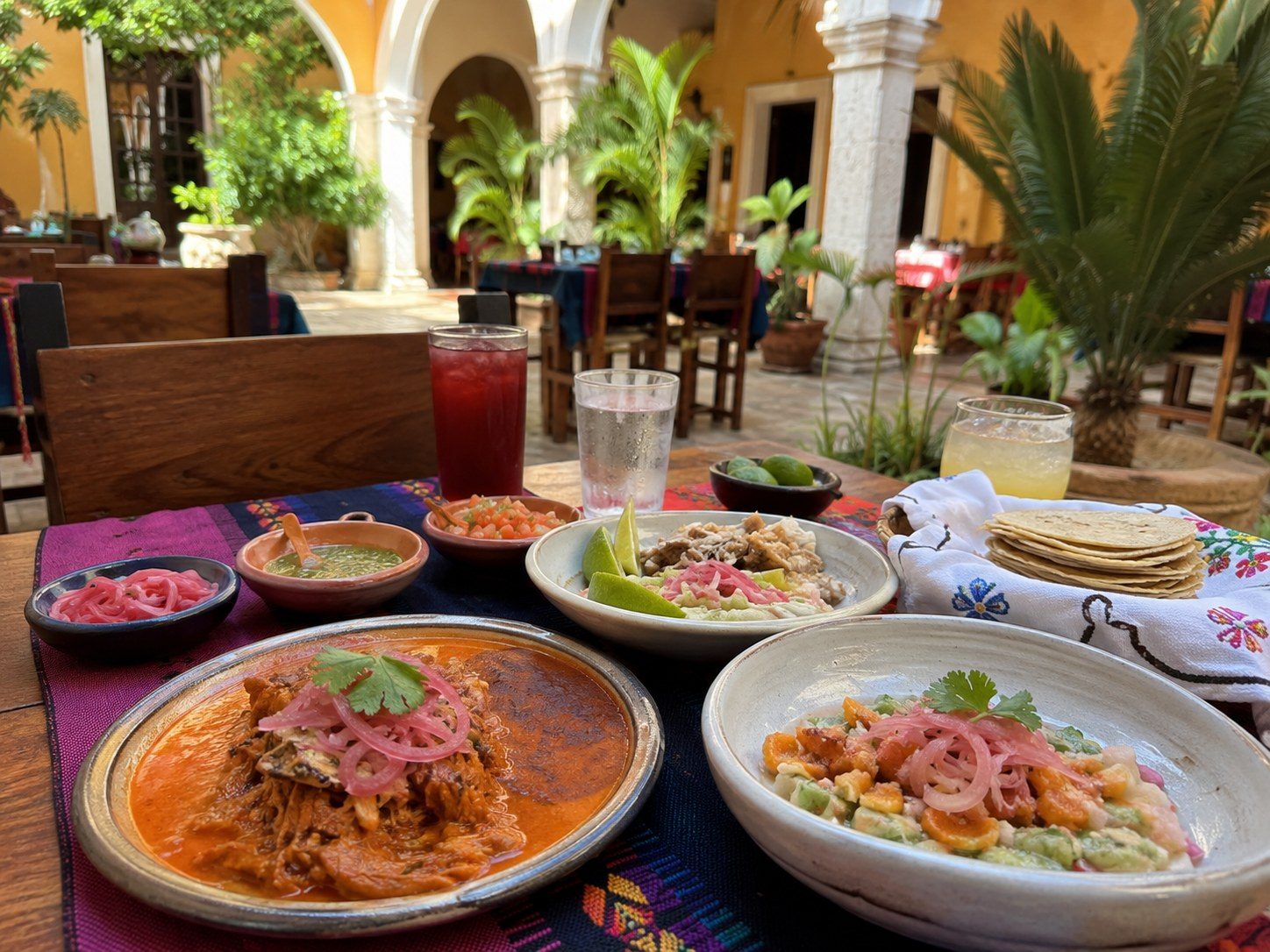 A clearly plated Valladolid-style longaniza dish with tortillas and regional accompaniments.
