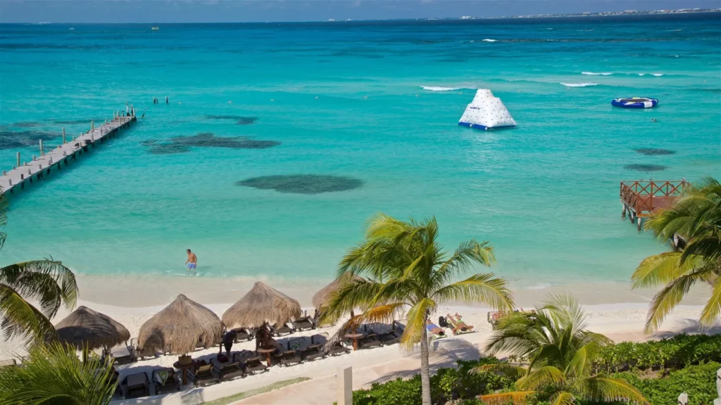 Wide turquoise Caribbean water and the Cancún coastline