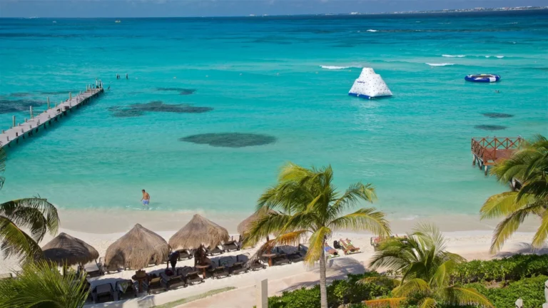 Wide turquoise Caribbean water and the Cancún coastline